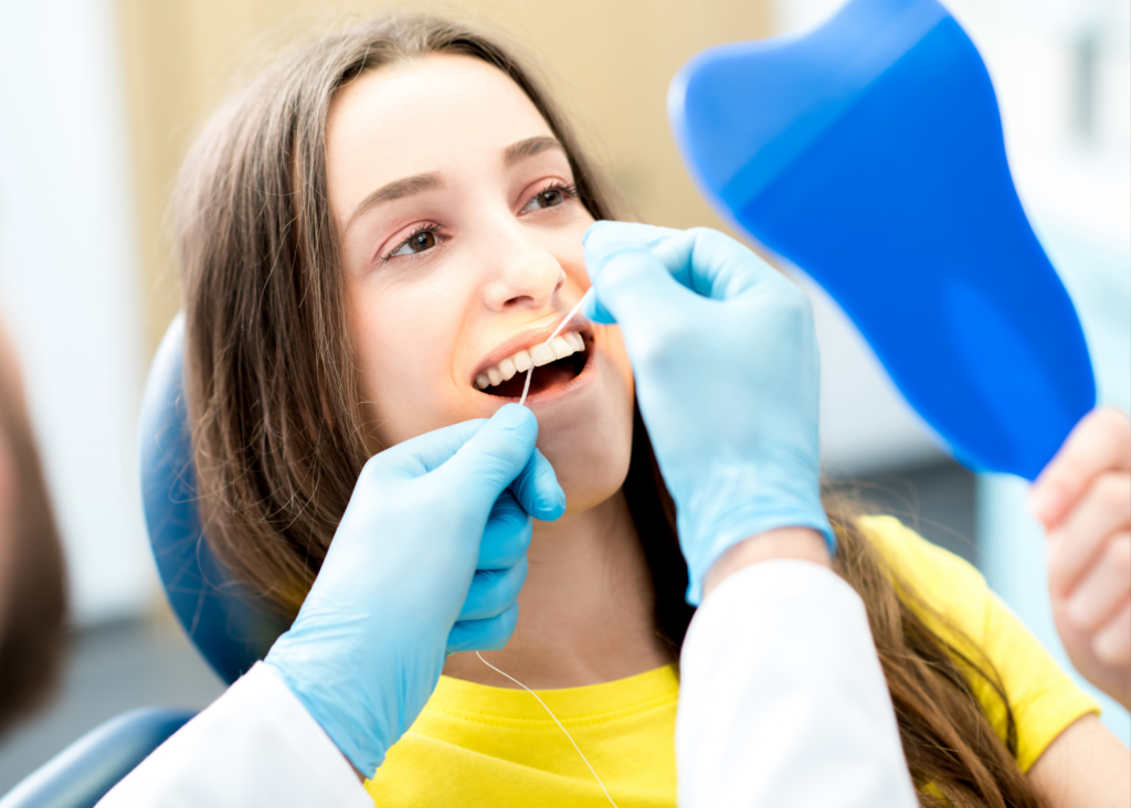 Mulher cuidando da saúde bucal no dentista