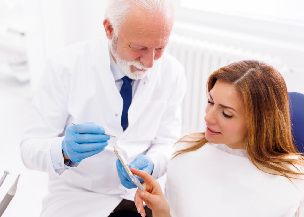 As facetas dentárias são uma excelente opção, porém surge a questão: porcelana ou resina? Confira nossas dicas para fazer a escolha ideal!