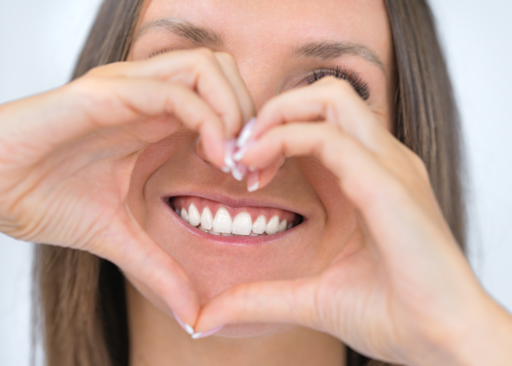 A técnica onlay é um tipo de restauração dentária usada para reparar dentes danificados, especialmente quando a estrutura restante do dente é insuficiente para suportar uma restauração mais convencional, como uma obturação, mas não danificada o suficiente para requerer uma coroa completa. Aqui estão alguns detalhes sobre essa técnica: