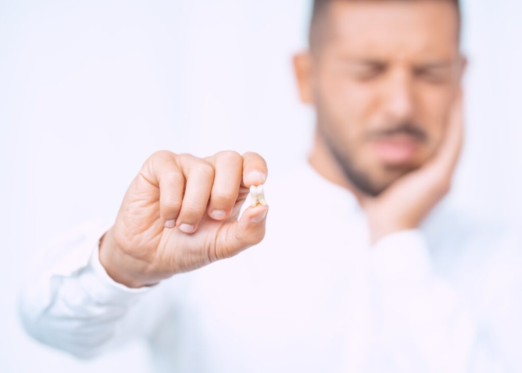 O nascimento do dente do siso, ou terceiro molar, é um marco comum na vida de muitas pessoas. Esses dentes geralmente surgem entre os 17 e 25 anos e podem trazer algumas dúvidas e preocupações. Uma das perguntas mais frequentes é: "Preciso fazer a extração do meu dente do siso?" Vamos entender melhor quando a extração é necessária e como cuidar bem dessa fase.