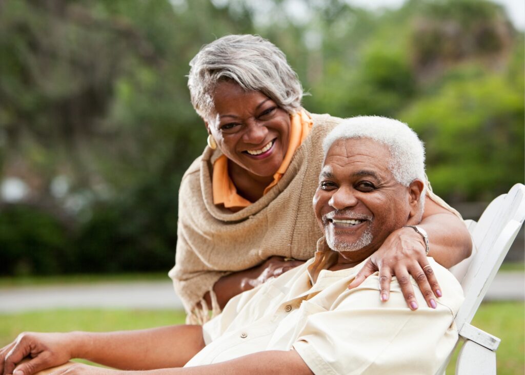 A saúde bucal é essencial em todas as fases da vida. Desde o nascimento até a terceira idade, os cuidados com os dentes e gengivas desempenham um papel fundamental na qualidade de vida e bem-estar. Cada etapa traz desafios e necessidades específicas, e entender como cuidar da saúde bucal em cada fase é o primeiro passo para manter um sorriso saudável por toda a vida.