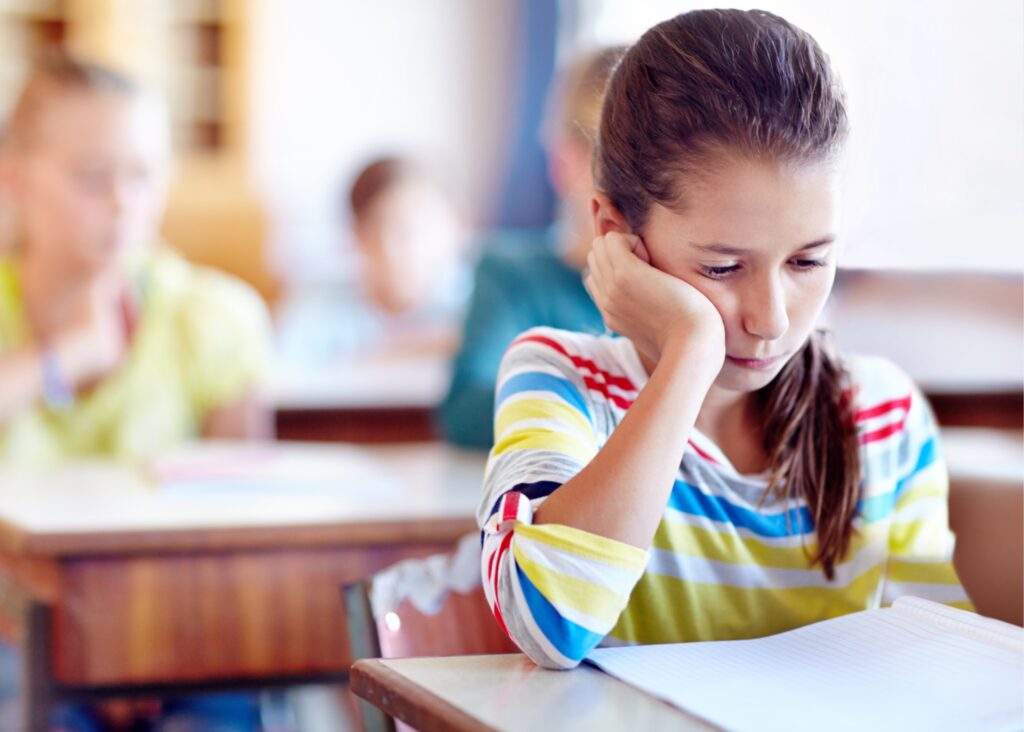  Descubra como a saúde bucal infantil pode interferir no desempenho escolar das crianças e por que o cuidado com os dentes vai além da estética.