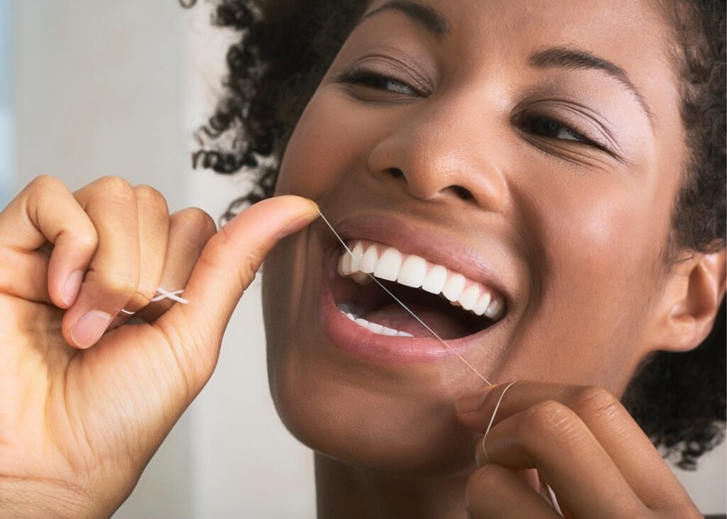 Descubra a importância do fio dental na prevenção de cáries e gengivite e aprenda a usar corretamente para proteger seus dentes.