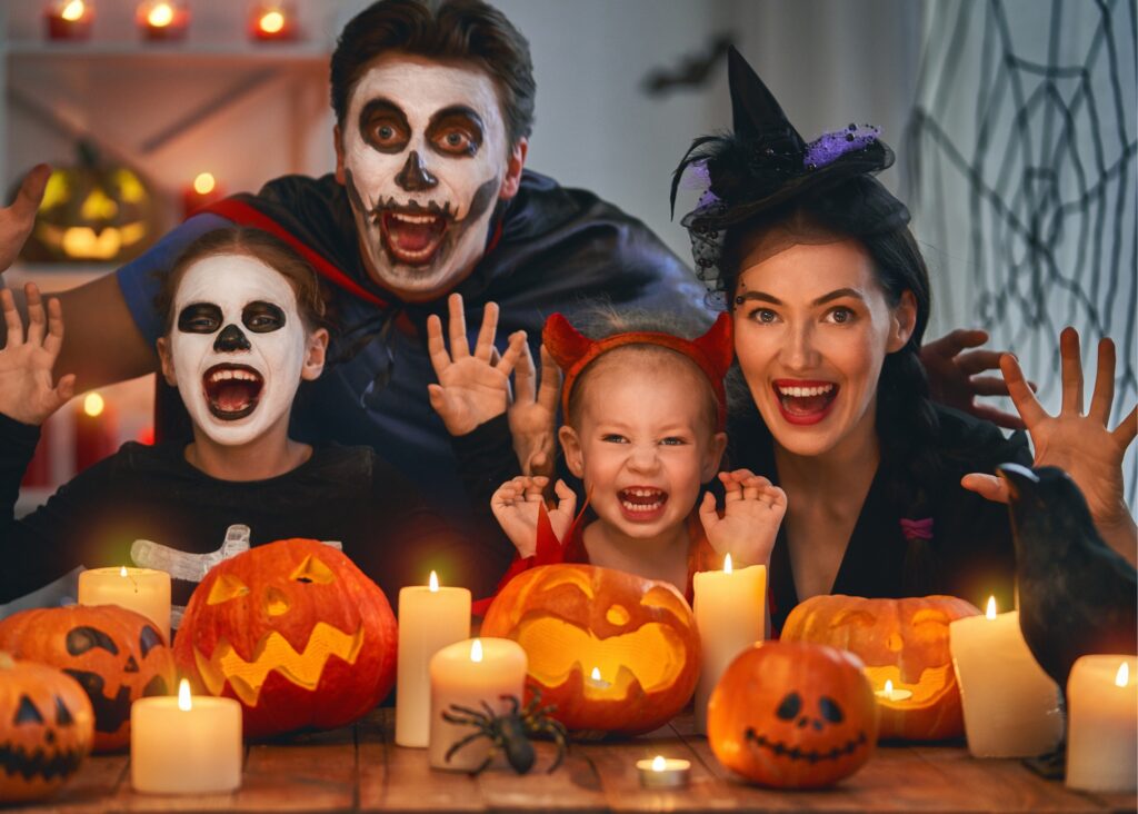 Aprenda a aproveitar o Halloween sem prejudicar os dentes. Dicas de higiene e prevenção de cáries mesmo com doces e guloseimas.